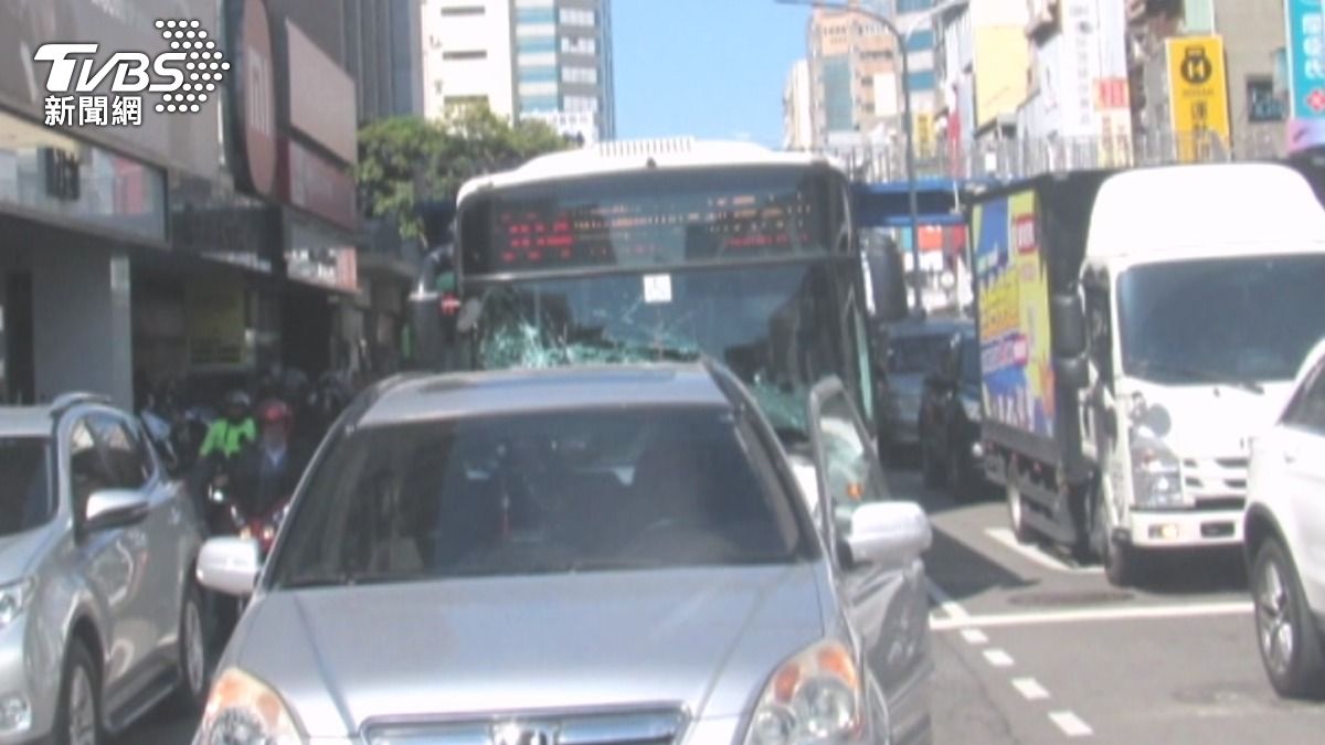 煞車不及猛撞！公車玻璃炸成蜘蛛網　一中商圈車禍遊客嚇壞。(圖/TVBS)