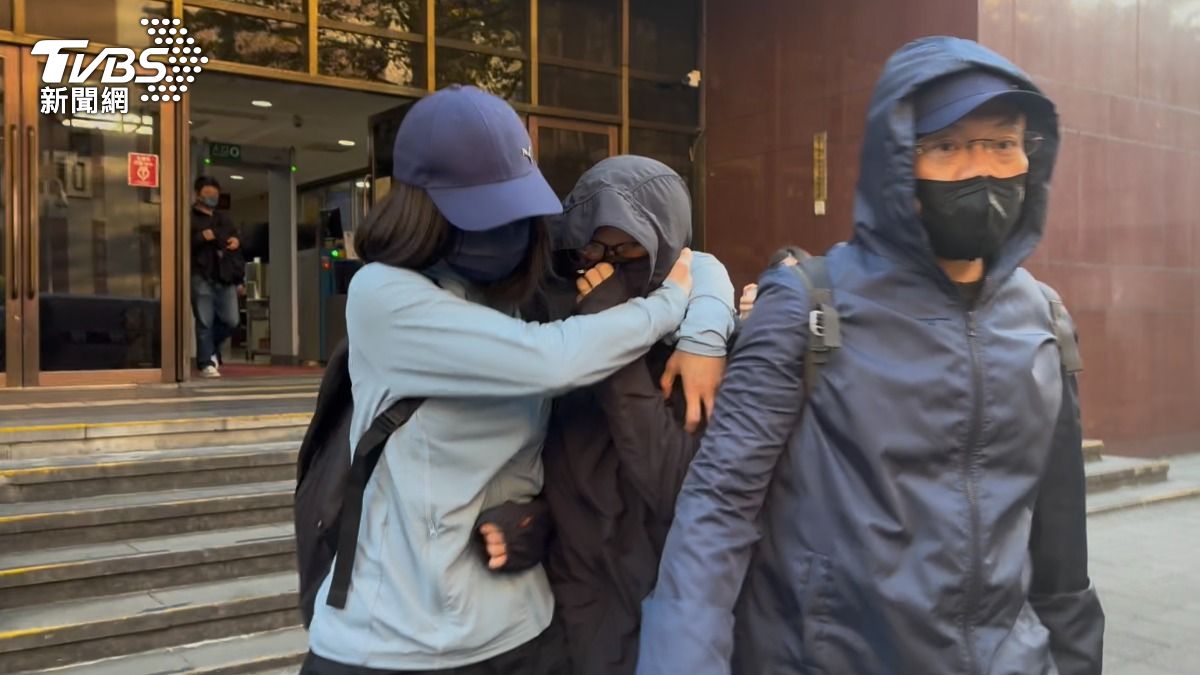 楊錦屏(黑衣女)開庭後在友人護送下離開法院。(圖/潘千詩攝)