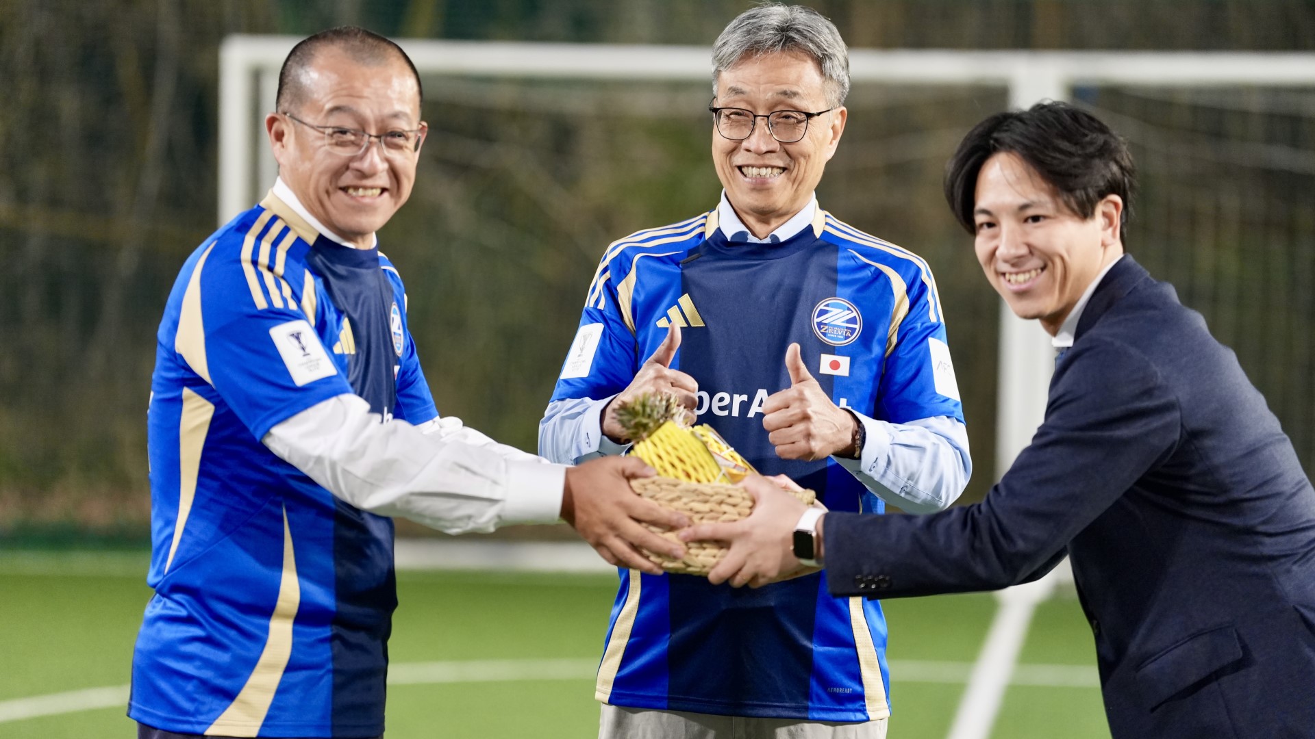 ▲農業部陳駿季部長(中)聯合日本都樂公司青木寬社長(左)致贈水果予町田澤維亞足球俱樂部上田武藏代表(右)。(圖片來源:農業部)