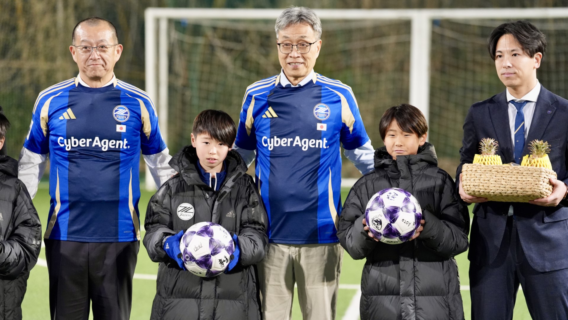 ▲農業部陳駿季部長(左三)、日本都樂公司與町田澤維亞足球俱樂部球員代表合照。(圖片來源:農業部)