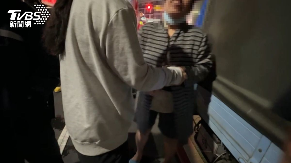 機車行老闆娘臥床難逃生，夫婦一同葬生火場，看護獲救獨活激動落淚。（圖／TVBS）