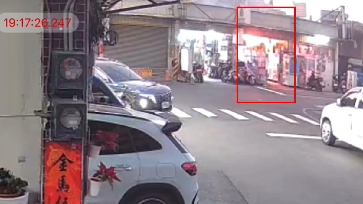 監視器還原起火點，疑中間夾娃娃機店往外延燒，隔壁機車行夫妻逃生不及送命。（圖／T民眾提供）