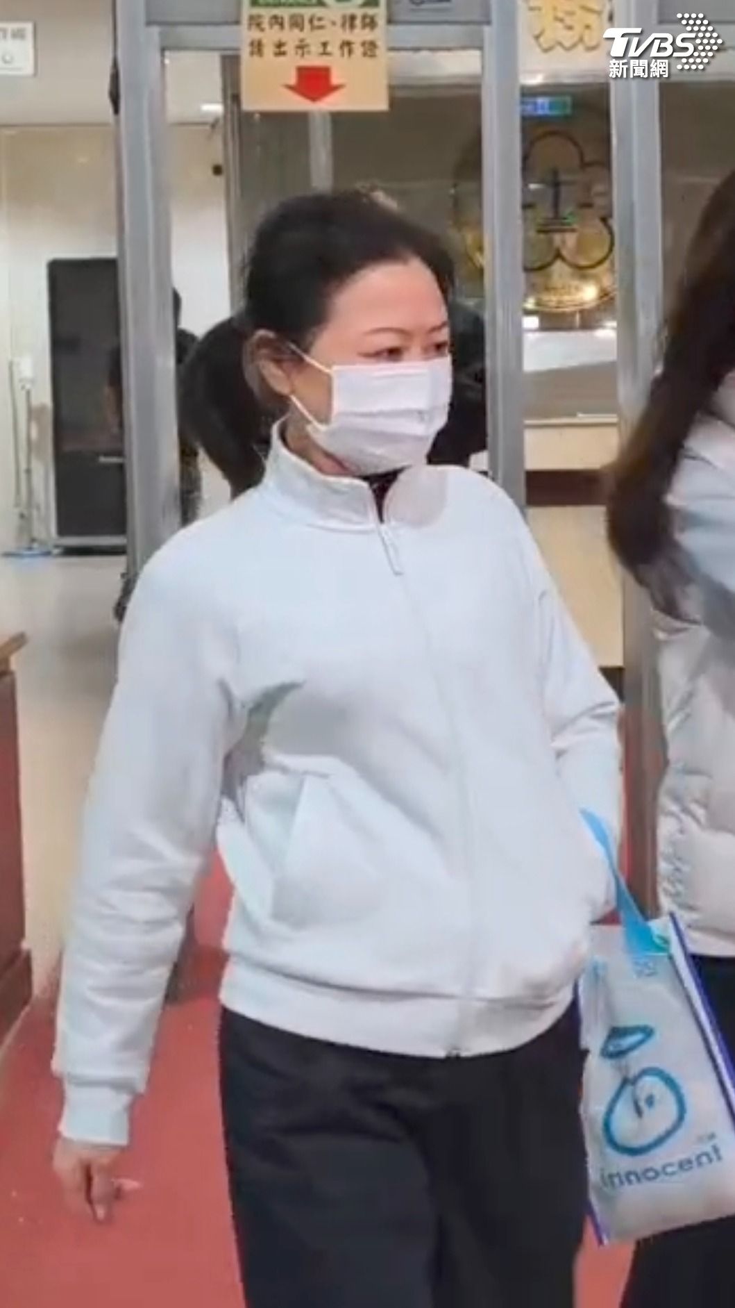 涉嫌假冒身分的陳小菊以8萬元交保。(圖/TVBS)