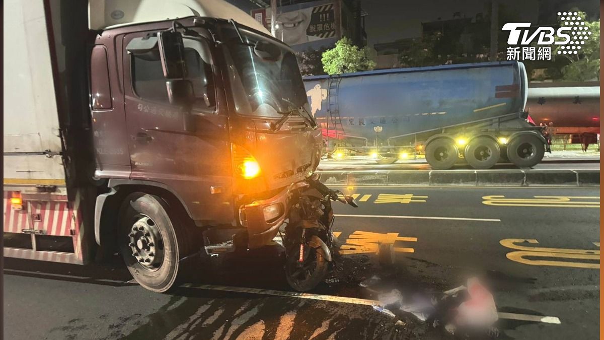 快訊 /高雄騎士闖紅燈遭攔腰撞 「揉爛扭曲」嵌大貨車底亡