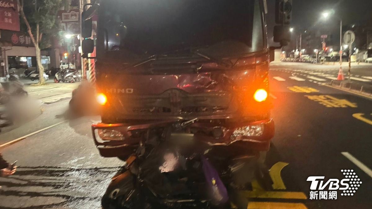 騎士連人帶車捲進大貨車凹陷的車頭下方。(圖/TVBS)