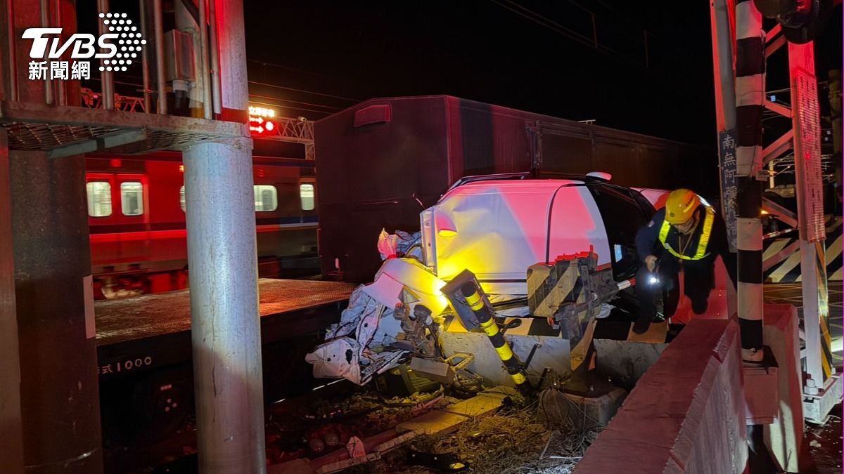 有片/台鐵站長翹班闖平交道!愛車被火車撞爛 卡柵欄逃命畫面曝
