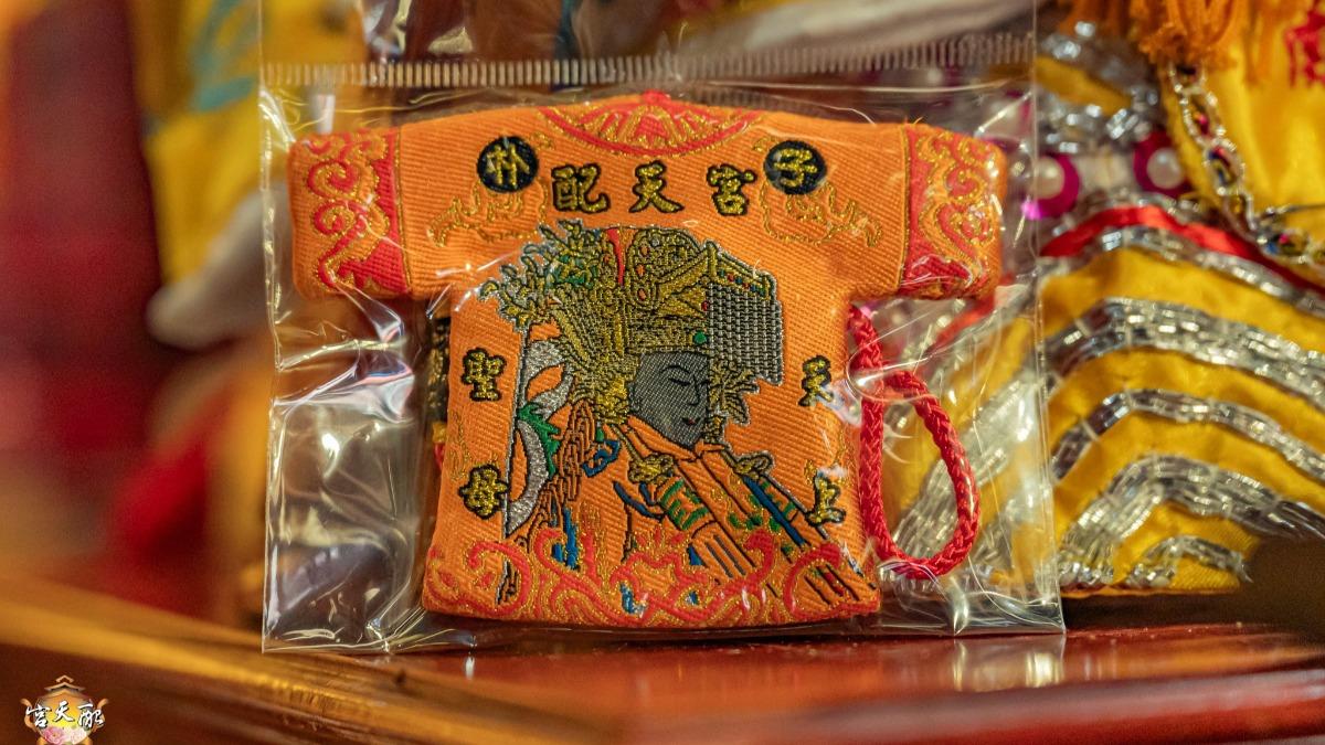 吸睛的迷你神衣掛件。(圖/嘉義縣朴子配天宮)