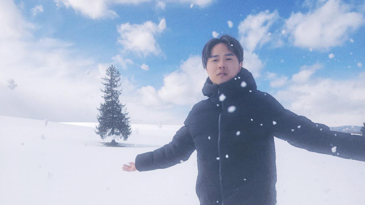 陳孟賢在北海道美瑛聖誕樹,熱門景點「孤獨的樹」拍攝雪中美照。(圖/全球巨星有限公司提供)