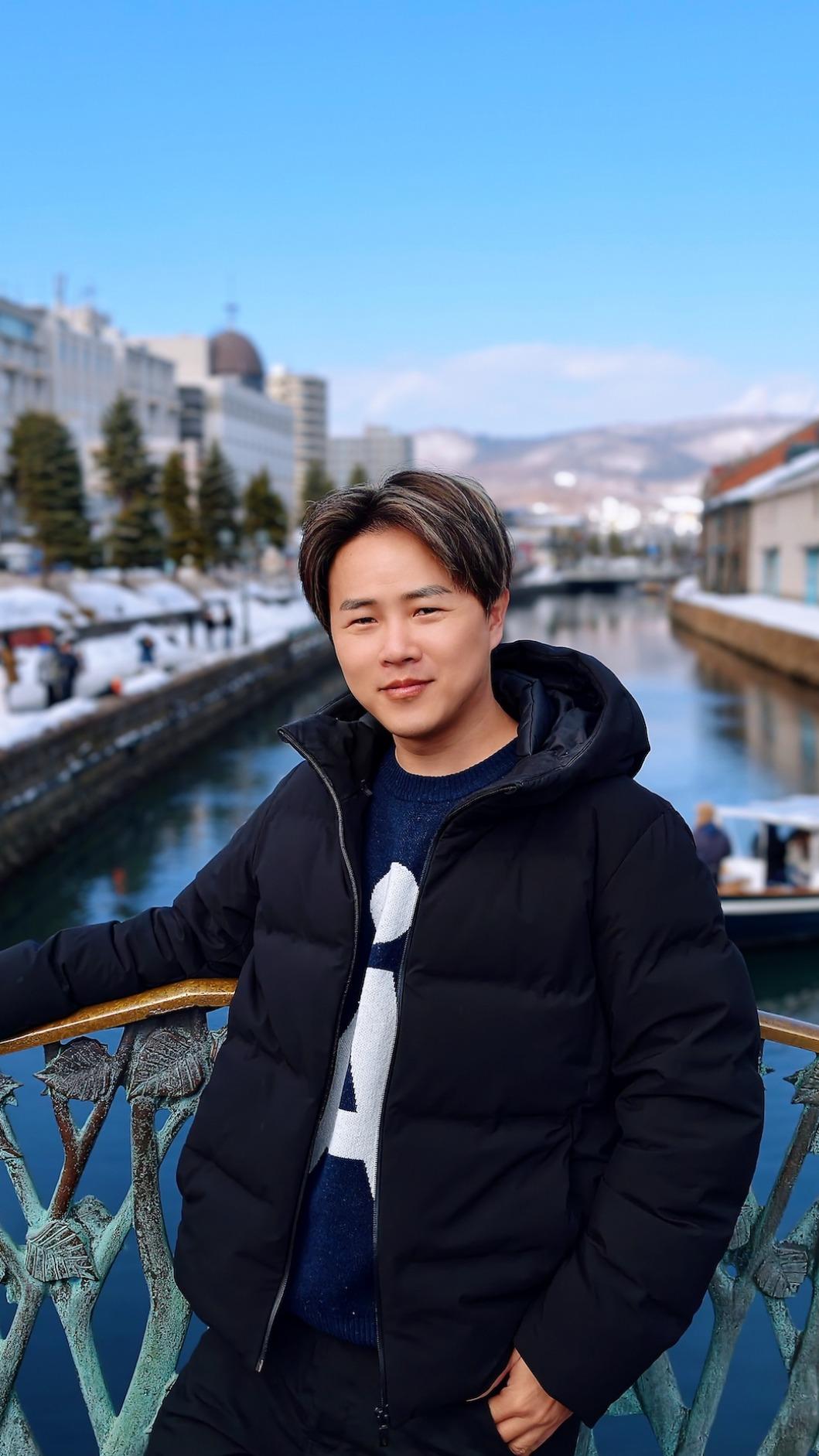 陳孟賢前往北海道小樽運河員工旅遊。(圖/全球巨星有限公司提供)
