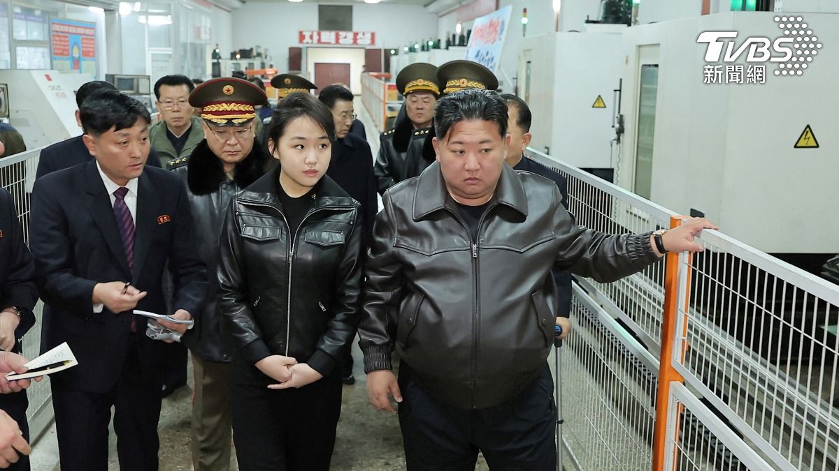 北韓領導人金正恩（右）與女兒金主愛（左）。（圖／達志影像路透社）