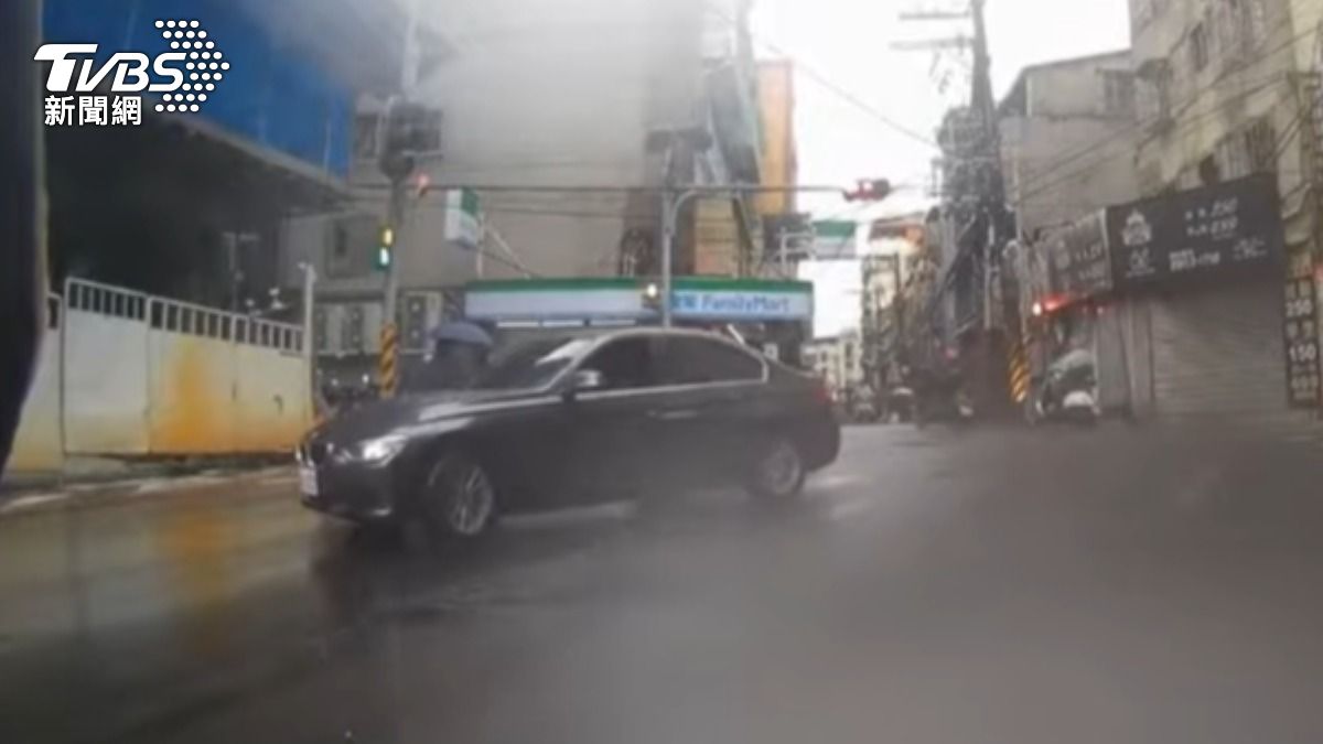 轎車撞人後直接離去全被錄下。(圖/翻攝自地圖型行車影像分享平台)