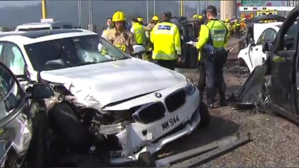 香港青馬大橋往機場方向發生重大車禍。包括BMW等10輛房車追撞造成10人受傷、2人一度被困。(圖/TVB)