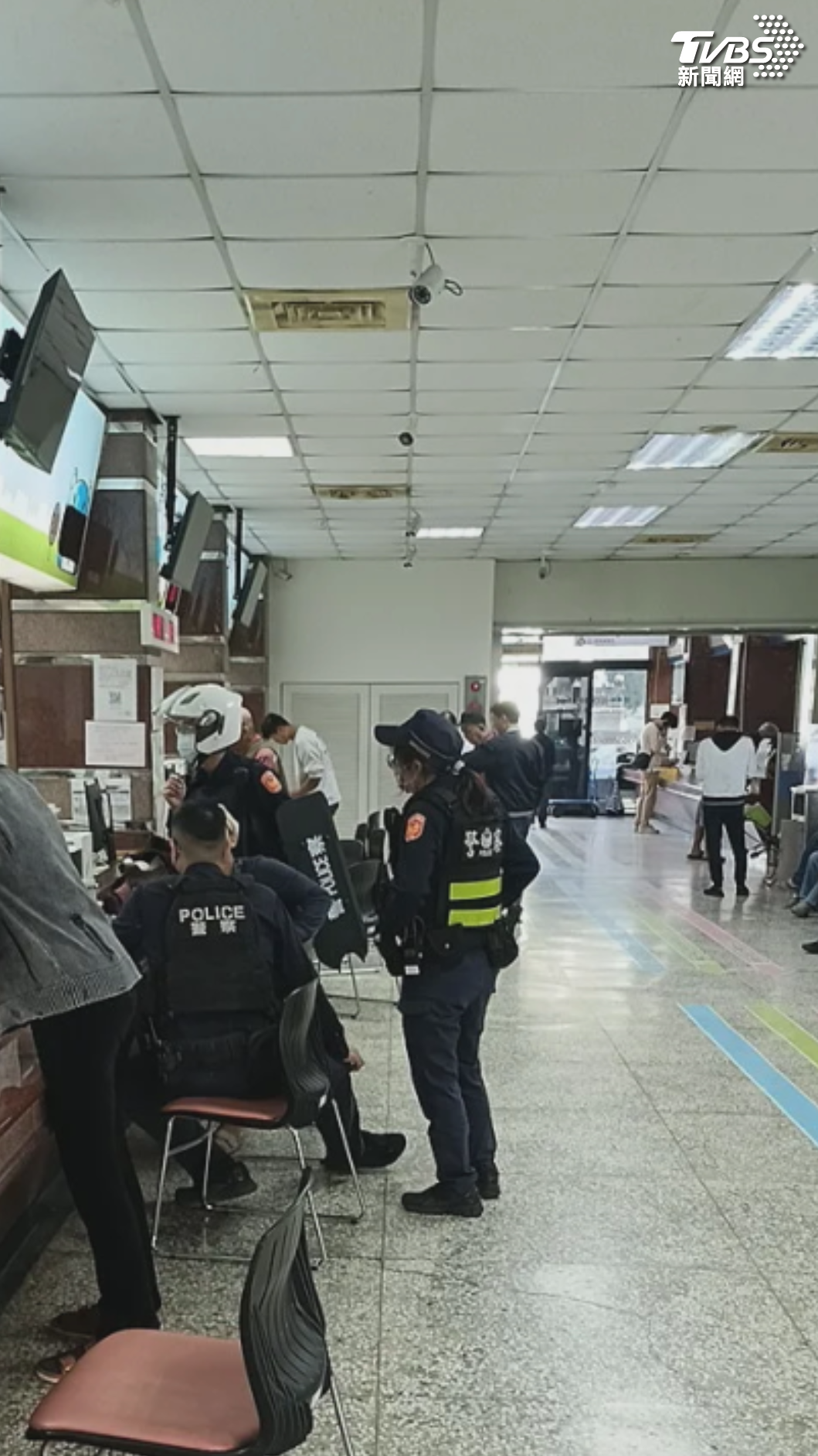 員警來黃姓女子才乖乖坐在椅子上聽員警訓話,完全不敢吭聲,舞也不敢跳了,女子車牌被扣走領不回來,最後自知理虧致歉。(圖/翻攝 threads@NSheei_922)