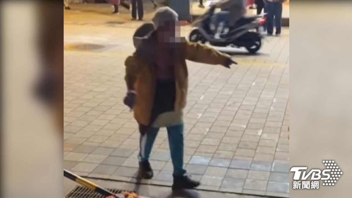 街頭咆哮砸酒瓶,黃衣男遭警帶回保護管束。(圖/love9872478 threads)