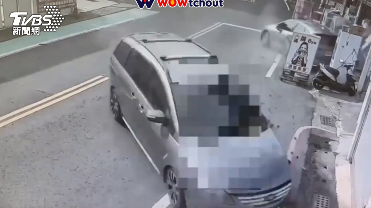 機車行夫妻上個月初，才有毒駕男逆向撞上對向轎車想閃都閃不過，車尾被撞，波及娃娃機店門口招牌，而毒駕的轎車更直接撞破前方鐵捲門（圖／翻攝 WoWtchout YT ）