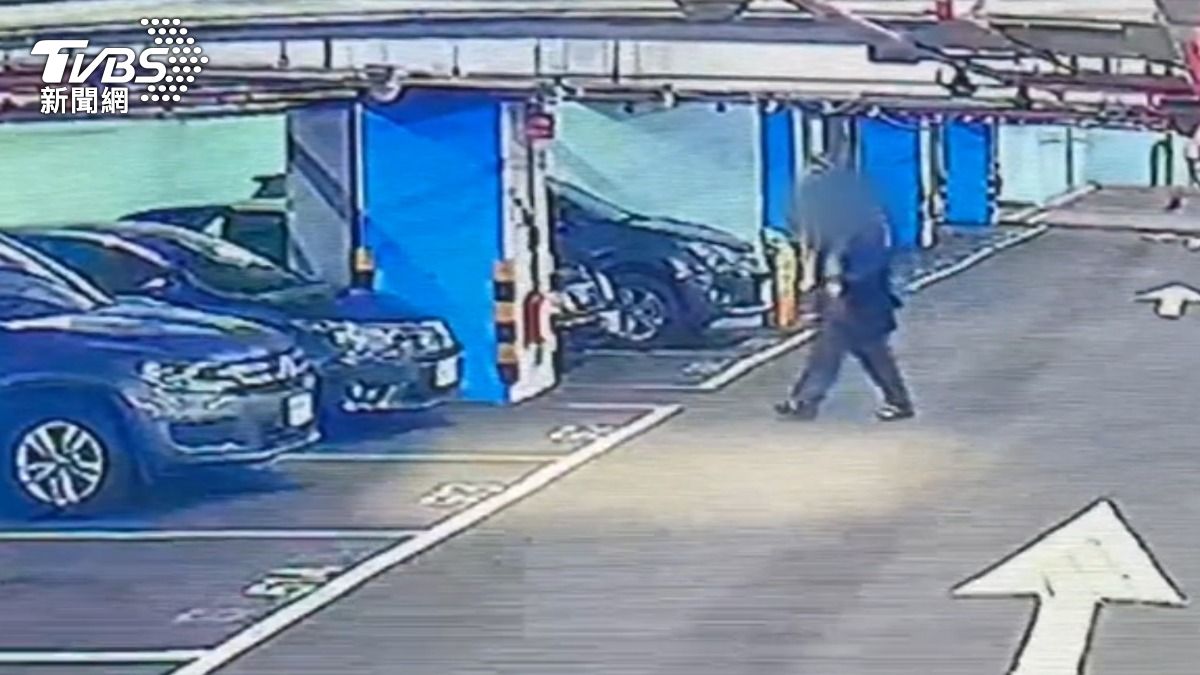 賊得手後還試圖去開其他車輛的車門。(圖/TVBS)