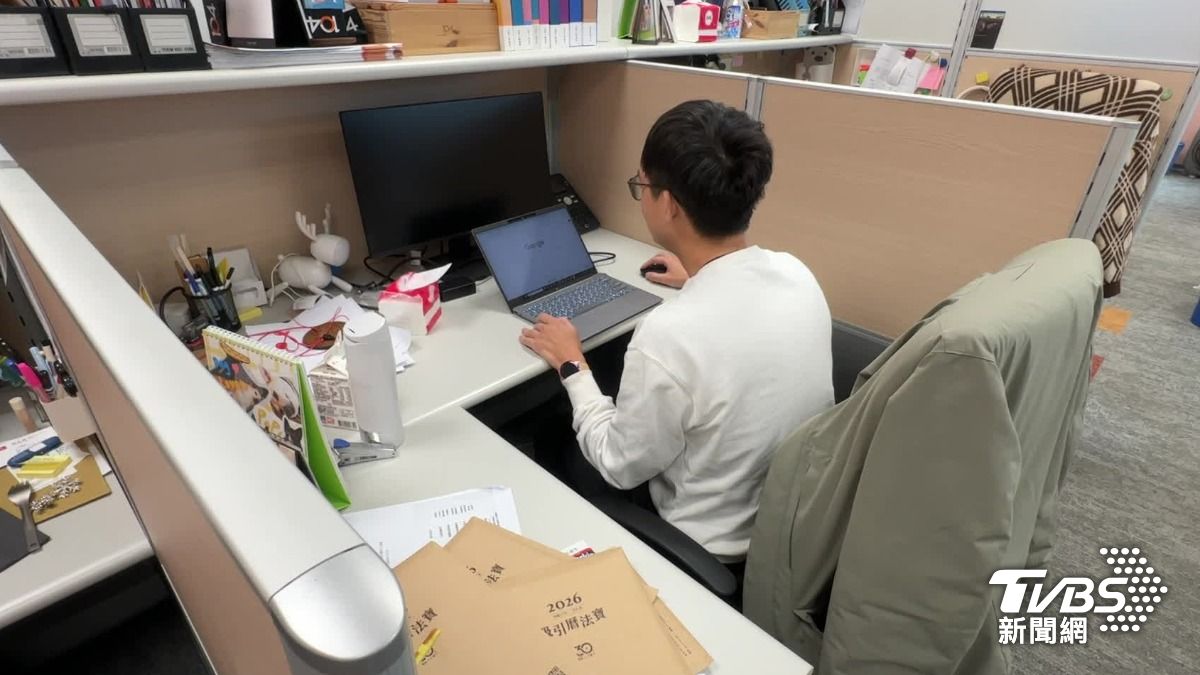 以上班族洪先生為例,任職公司的加薪制度,採取「兩刀式」模式:一部分屬於全體員工共同調整的幅度;同時另一部分則依照個人績效決定。不過採取這類激勵方式的公司,相對是少數。(圖/TVBS)