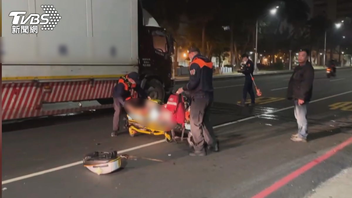 高雄小港沿海一路與漢民路口,今天凌晨4點多傳出一起死亡車禍,陳姓機車騎士疑似闖紅燈左轉,與綠燈直行的大貨車發生碰撞,騎士當場失去生命跡象,送醫後仍宣告不治。(圖/TVBS)