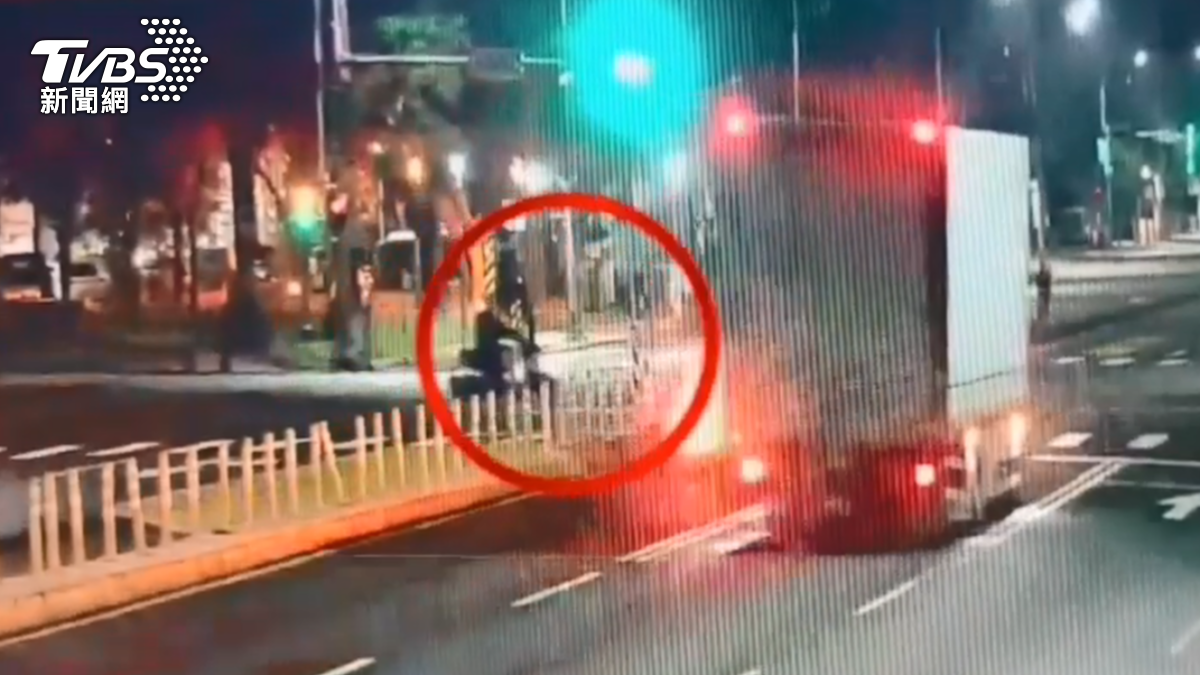 監視器畫面拍下,小貨車在路口亮起方向燈要左轉,大貨車綠燈直行,就當準備通過路口時,突然有一輛機車從橫向衝了出來,大貨車剎車不及直接撞上。(圖/TVBS)