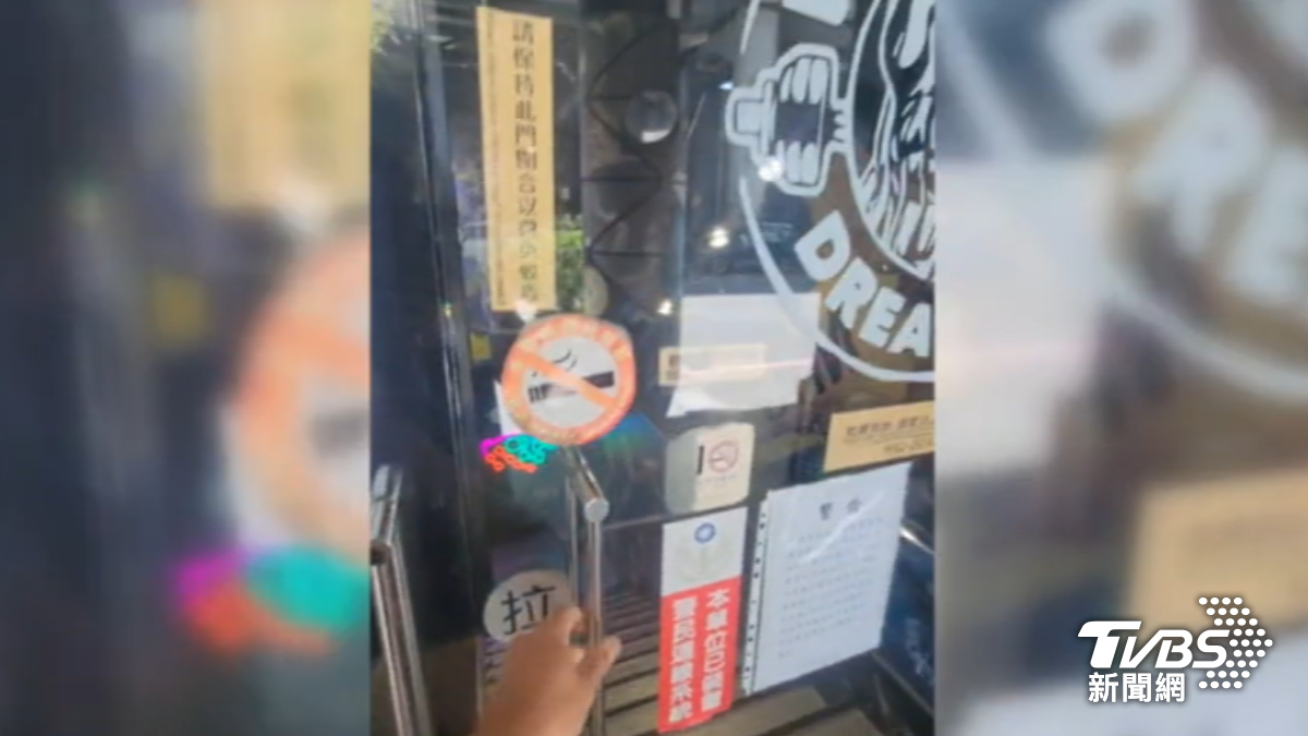 健身房門外貼了警告，任何人不得進入。（圖／健身教練哈克提供）