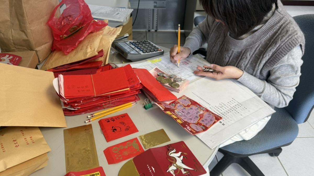 新竹市多數市民為感謝清潔隊員辛勞,常在春節期間包紅包。(圖/新竹市環保局)