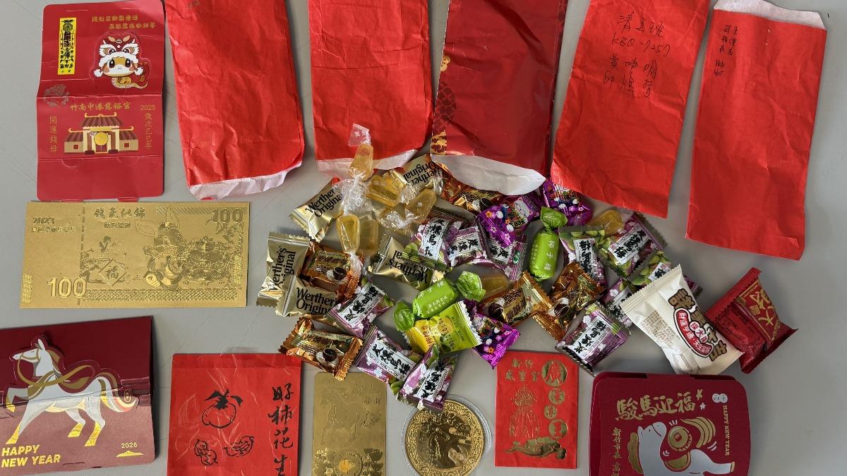 新竹市多數市民為感謝清潔隊員辛勞,常在春節期間包紅包。(圖/新竹市環保局)