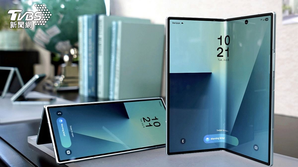 三星Galaxy Z Fold 7內部螢幕較窄。(圖/達志影像美聯社)