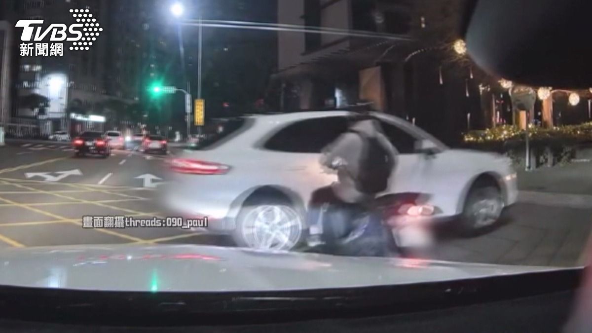 撞完直接開進地下室？台中休旅車左轉撞機車，警還原真相 。(圖／民眾提供)