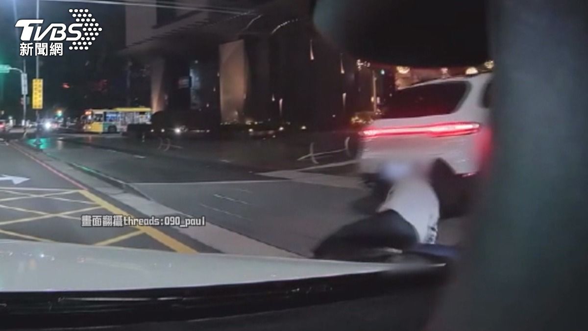 意外發生後，休旅車竟然直接開進地下室，頭也不回地離開現場。(圖／民眾提供)