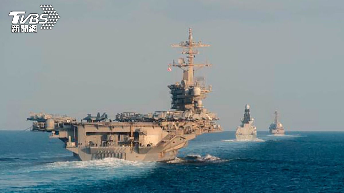 美軍航艦「林肯號」在荷莫茲海峽航行資料畫面。(圖/達志影像美聯社)
