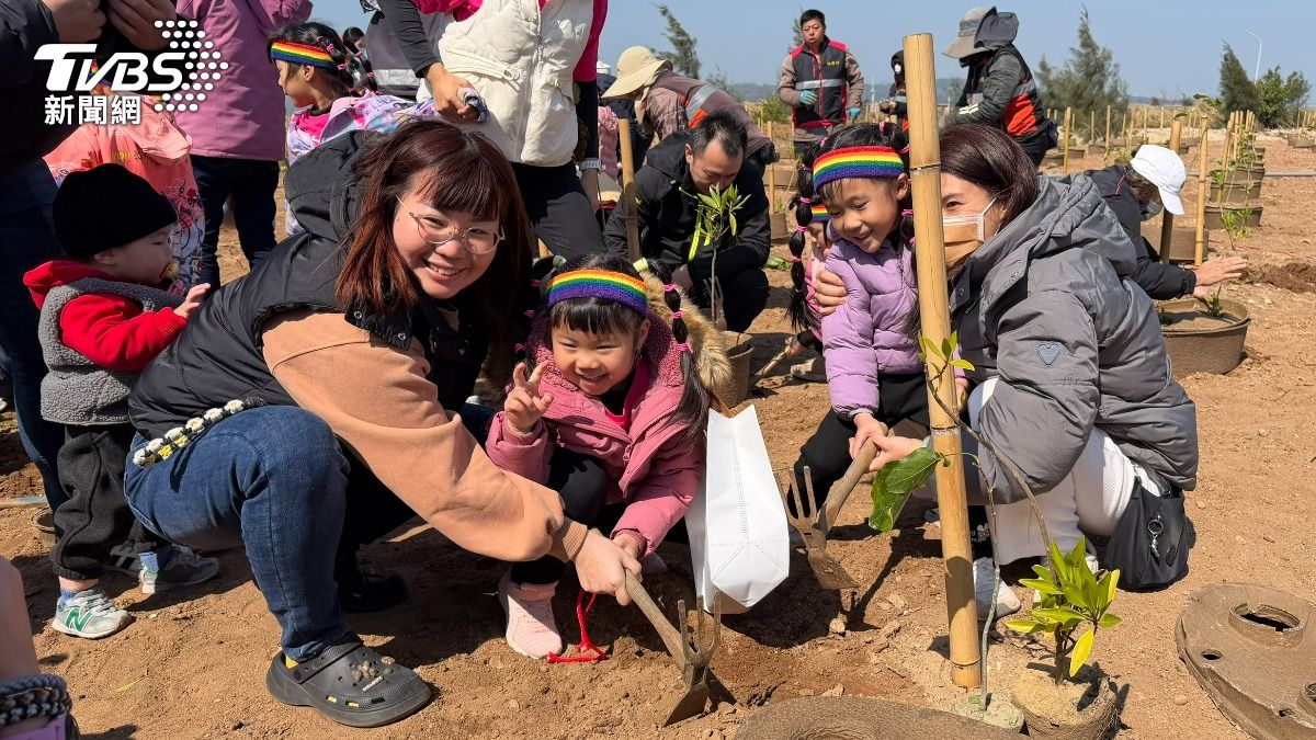 大小朋友一起種樹苗。（圖／程子奕攝）