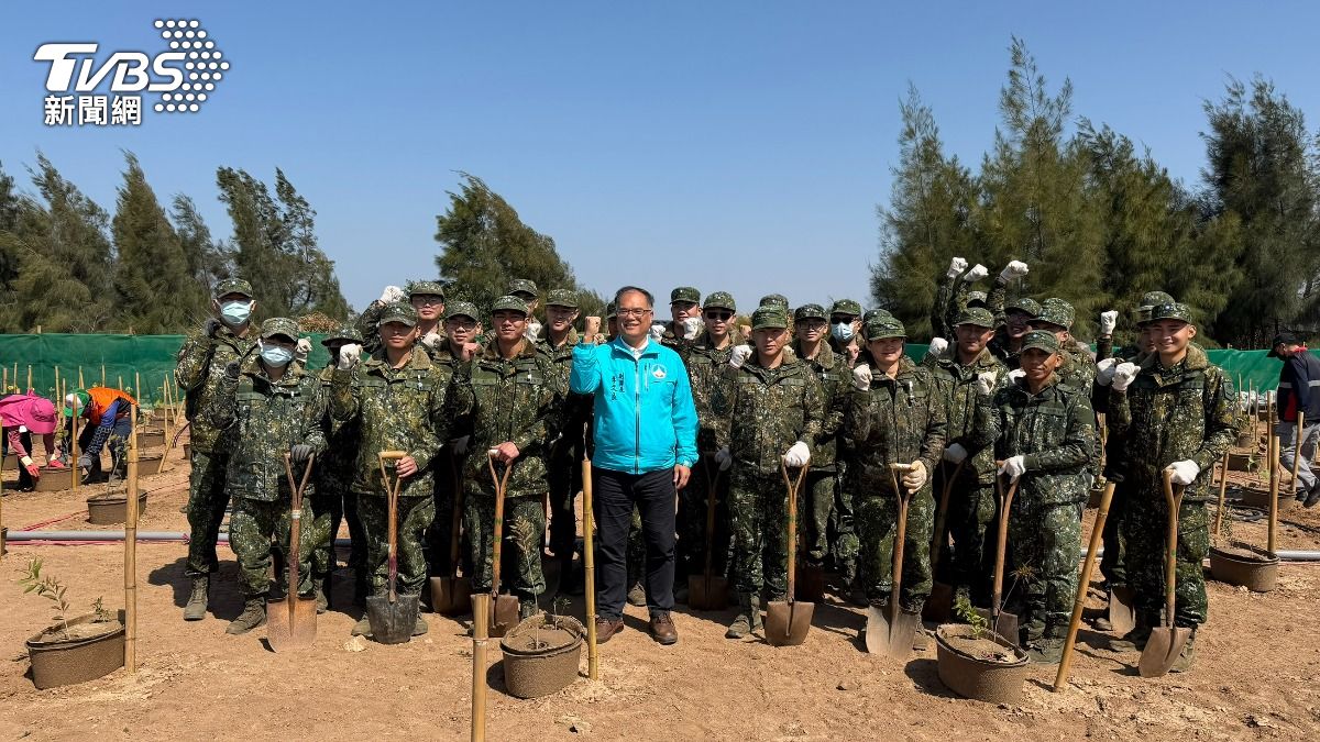 李文良副縣長同金防部官兵參與植樹節活動。（圖／程子奕攝）
