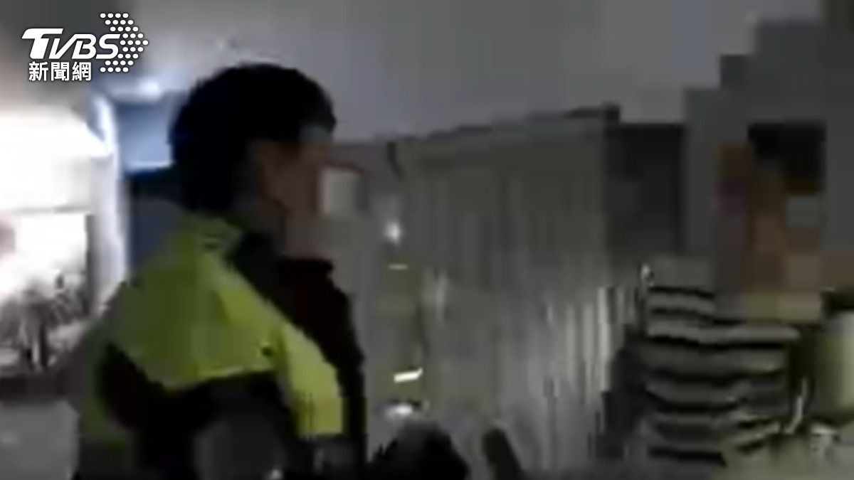 李女丈夫察覺有異及時報案，向警方說明情況。（圖／TVBS）