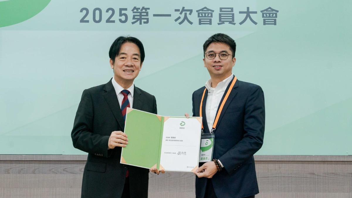劉康彥(右)獲賴清德徵詢參選新竹市。(圖/翻攝自劉康彥臉書)