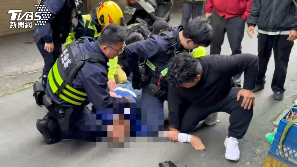基隆父失控反鎖全家!情緒不穩險釀憾事 警消火速破門制伏