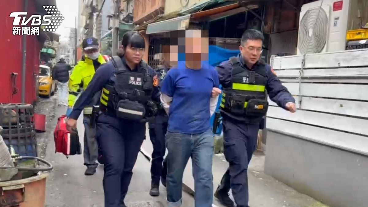 基隆父親失控反鎖全家，警消火速破門制伏。（圖／TVBS）