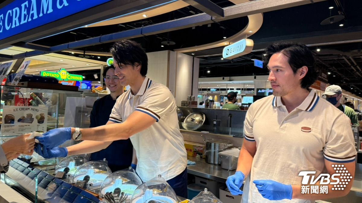 錦榮和Desmond擔任品牌一日店長。(圖/林彥君攝)