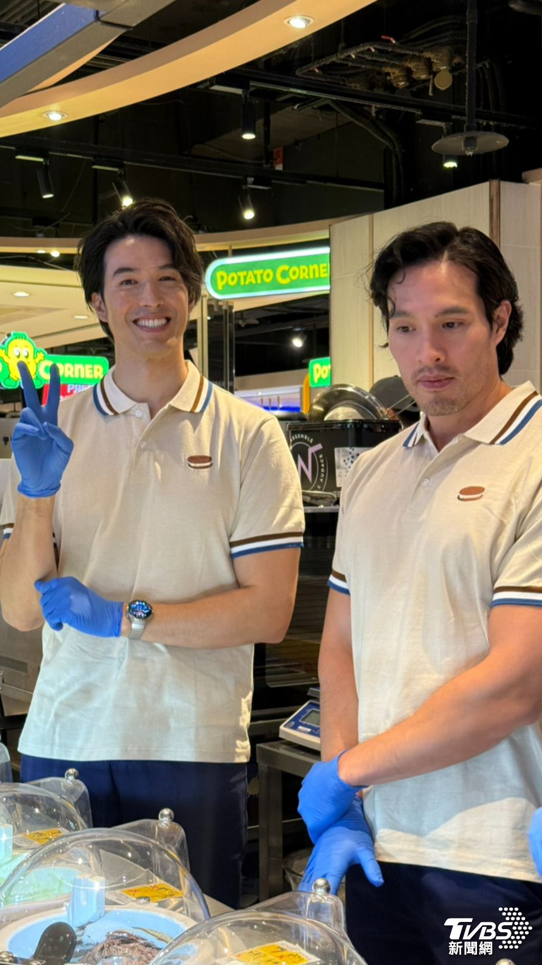 錦榮和Desmond擔任品牌一日店長。(圖/林彥君攝)