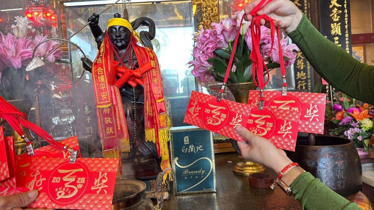 運勢差快衝!「遊學太子爺」睽違12年返關子嶺天公廟 發財金這樣換