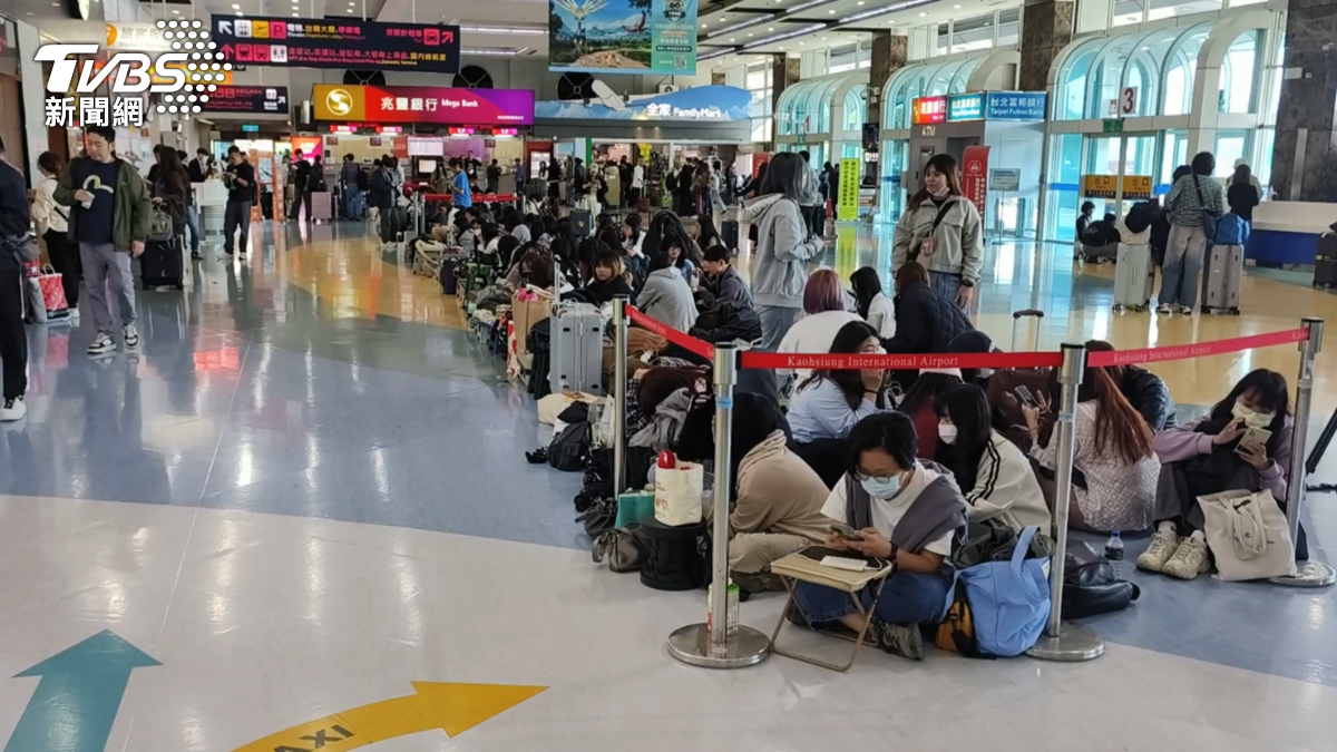 高雄小港機場12日下午湧入上百名粉絲卡位，迎接晚間將抵達的韓國人氣男團 BOYNEXTDOOR（圖／TVBS）