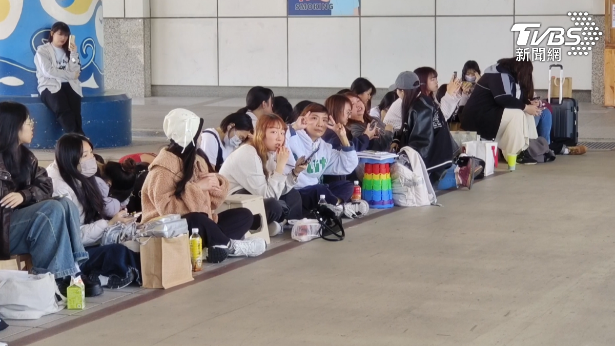 小港機場接機大廳內湧入上百名粉絲卡位，大廳外也排滿許多粉絲接機自己的偶像（圖／TVBS）