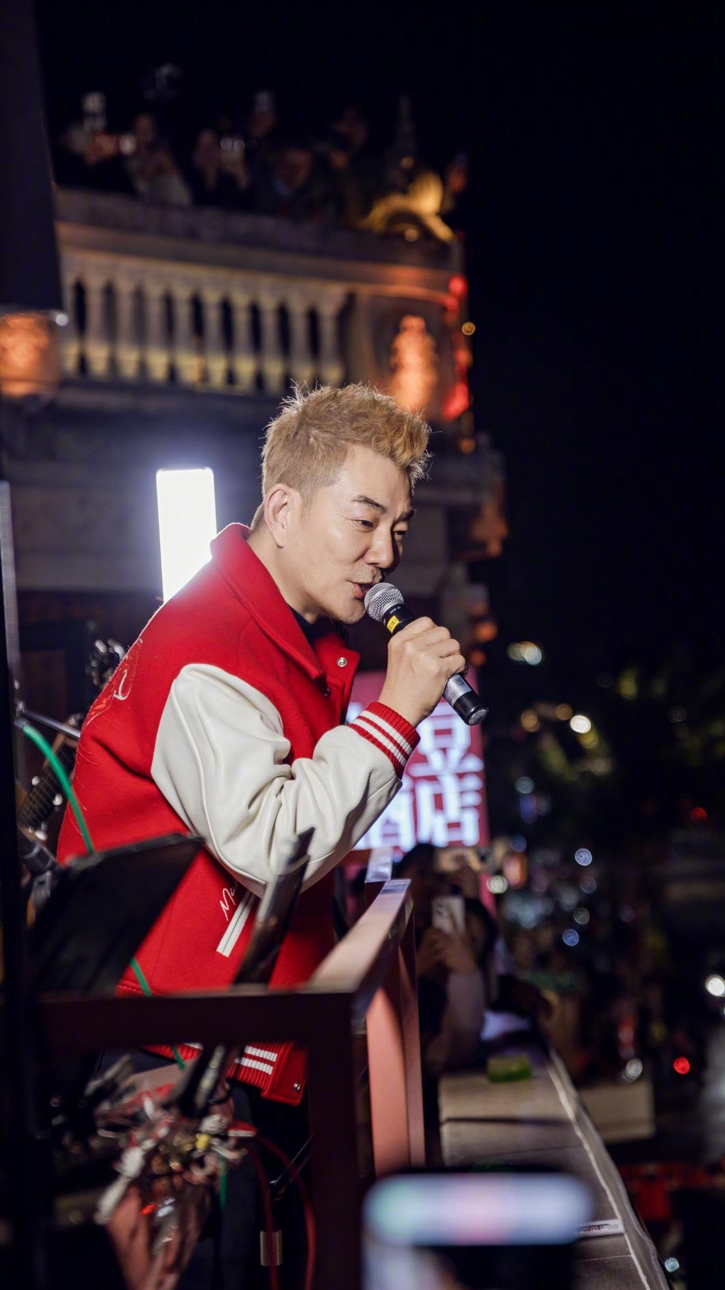 任賢齊演唱〈心情車站〉、〈心太軟〉等多首好歌。（圖／翻攝自任賢齊微博）