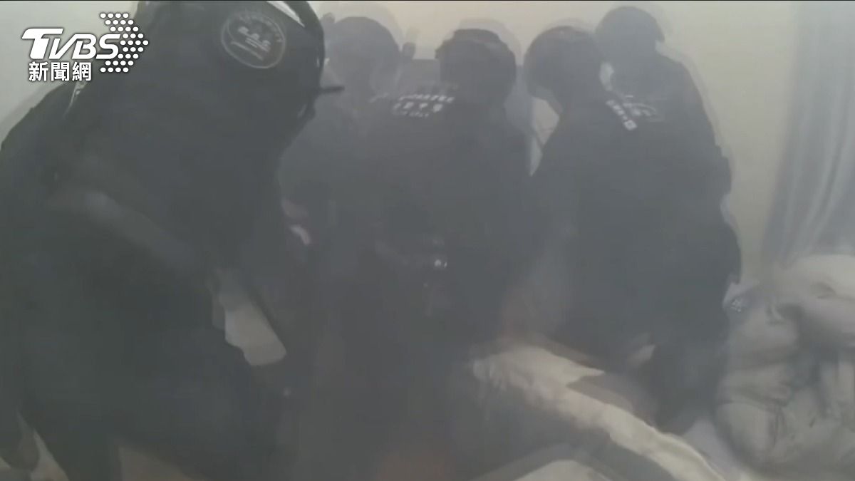 通緝犯持槍拒捕!台中警「震撼彈攻堅」查獲毒品.槍枝秒制伏嫌犯