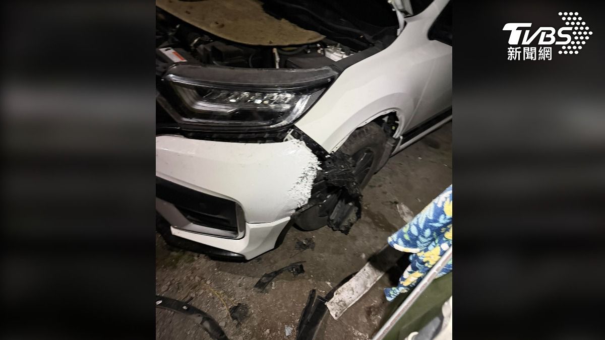 屏東潮州接連有人愛車被破壞,而且專挑白車下手,前保桿、引擎線路都被扯壞,調閱監視器,發現疑似是一隻黑狗帶頭搞破壞(圖/民眾提供)