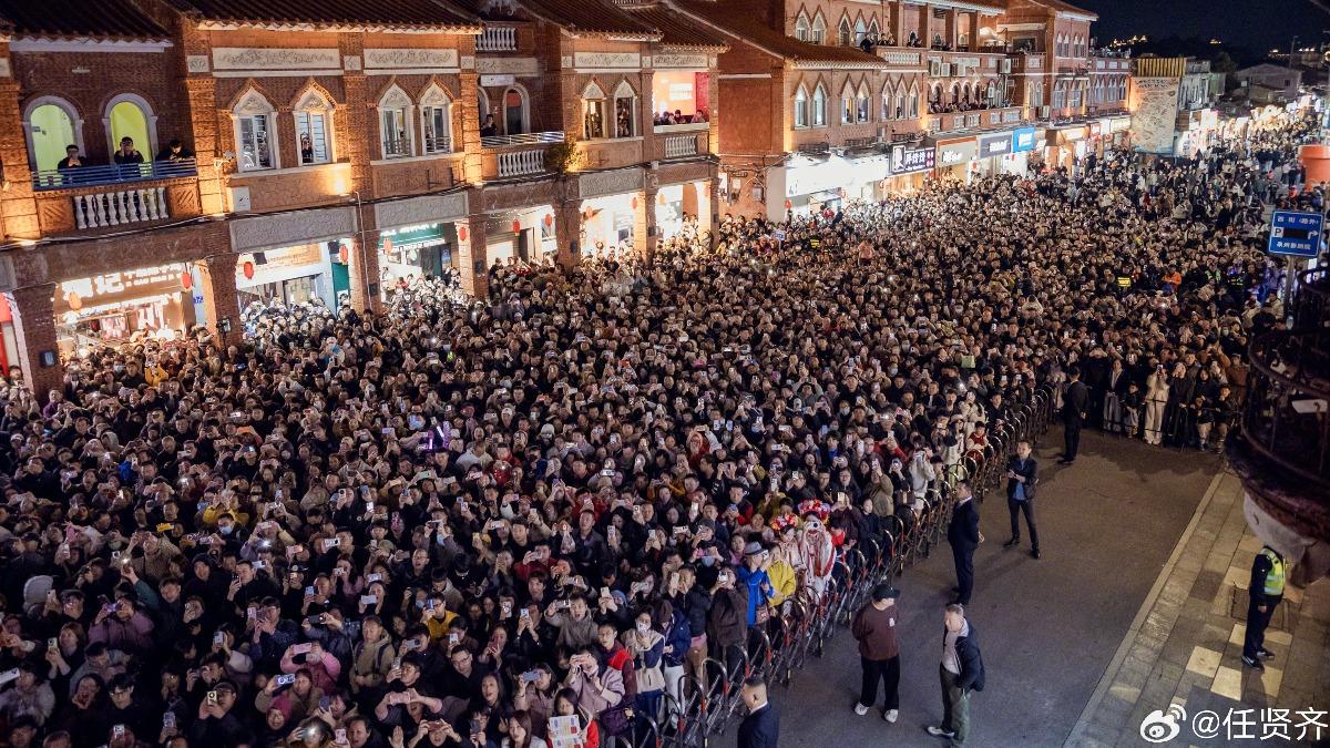 大批民眾搶拍任賢齊在天台開唱。（圖／翻攝自任賢齊微博）