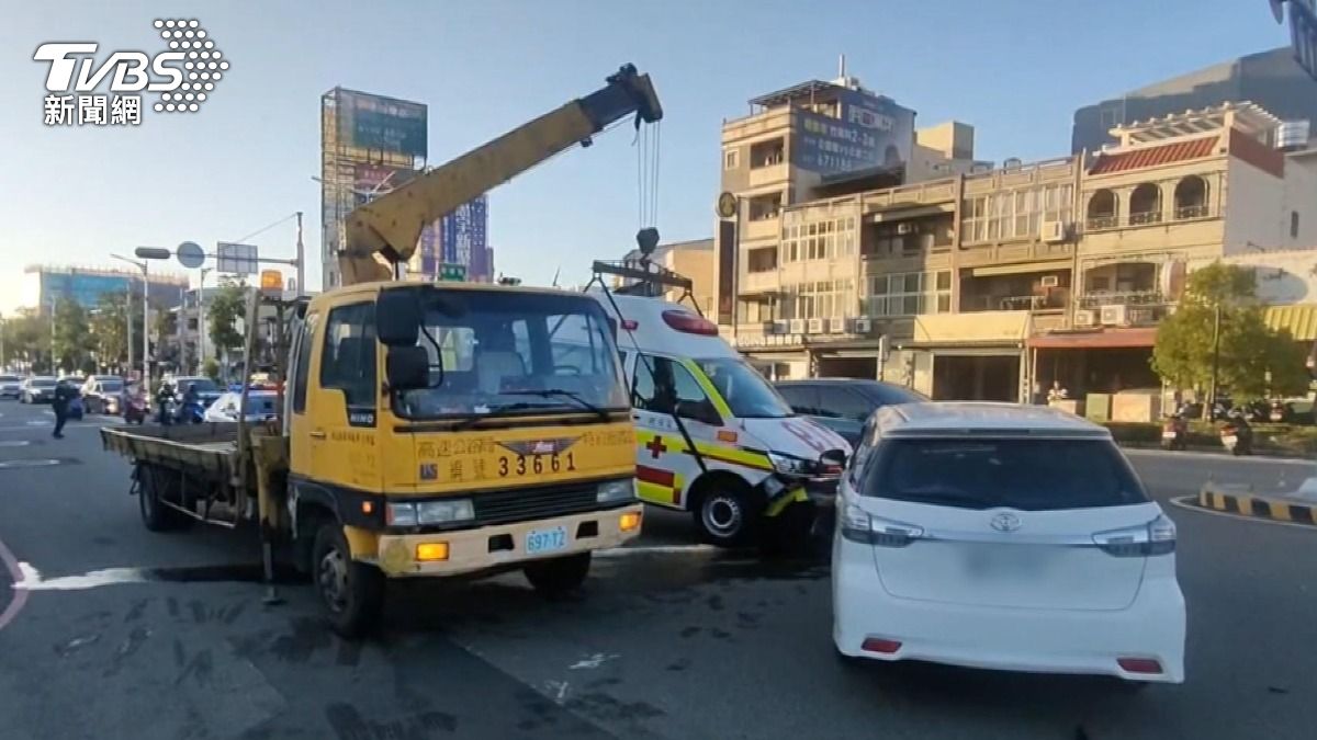 路口撞上救護車! 駕駛稱「沒聽到鳴笛聲」否則會讓