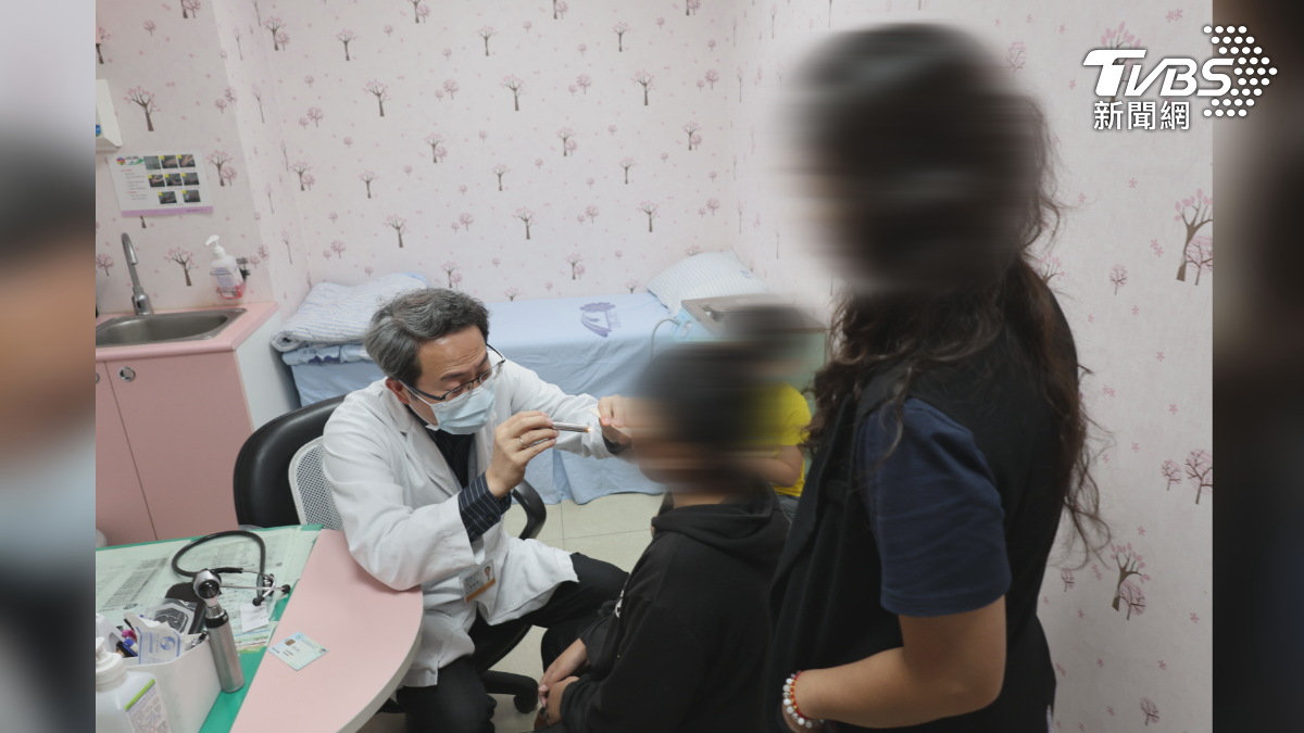 彰化二林發生有A族鏈球菌,也就是俗稱的食人菌,家族群聚案件,一名8歲男童日前突然喉嚨痛如刀割,一度張不開嘴,家人陸續出現症狀,一共8人被感染(圖/TVBS)