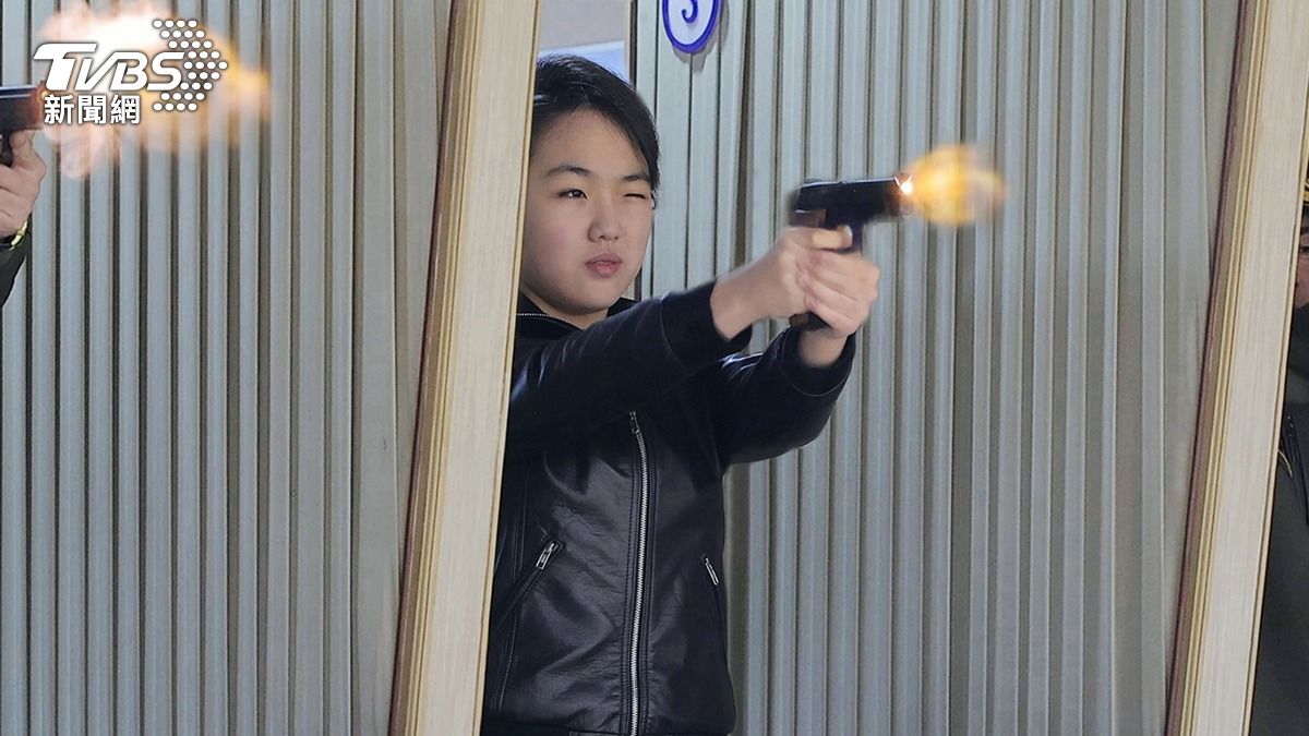 金正恩帶著女兒金主愛視察軍需工廠,父女兩人還在室內靶場試射手槍。(圖/達志影像美聯社)