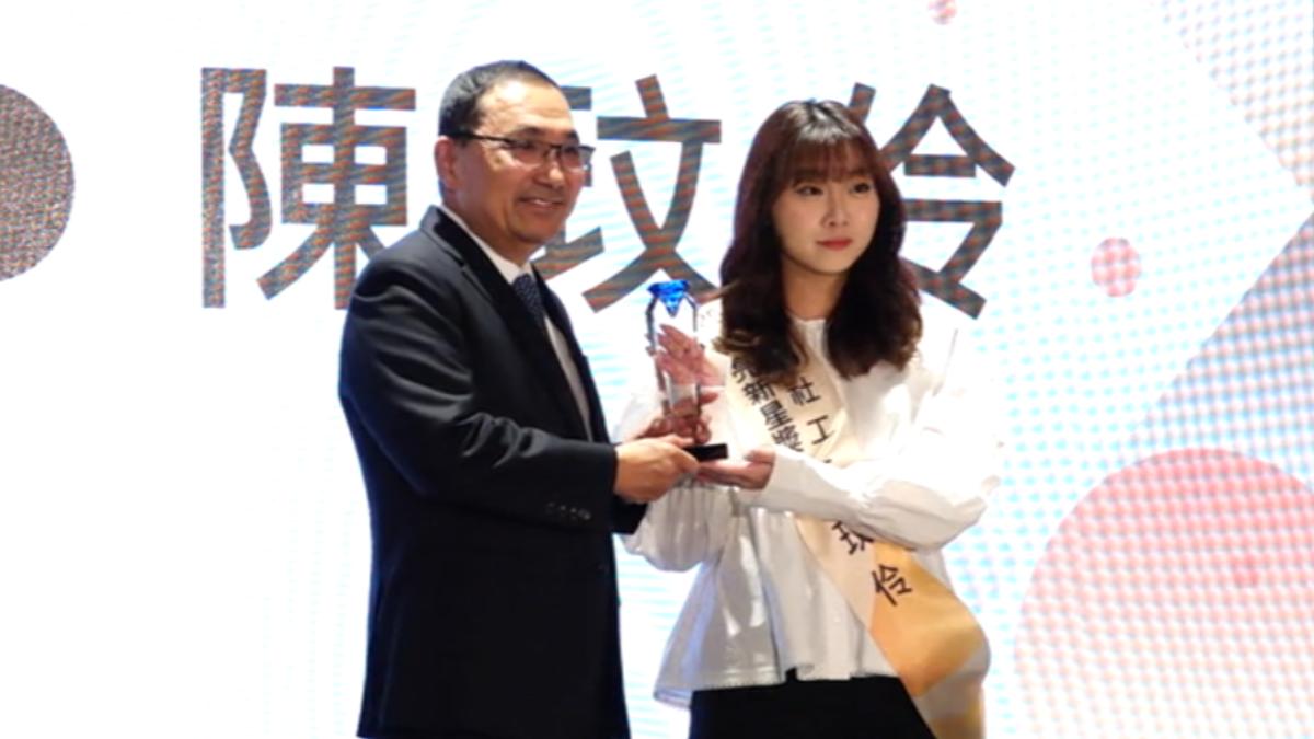 新北市長侯友宜表揚169位績優社工,大讚社工充滿正義感及愛心。(圖/TVBS)