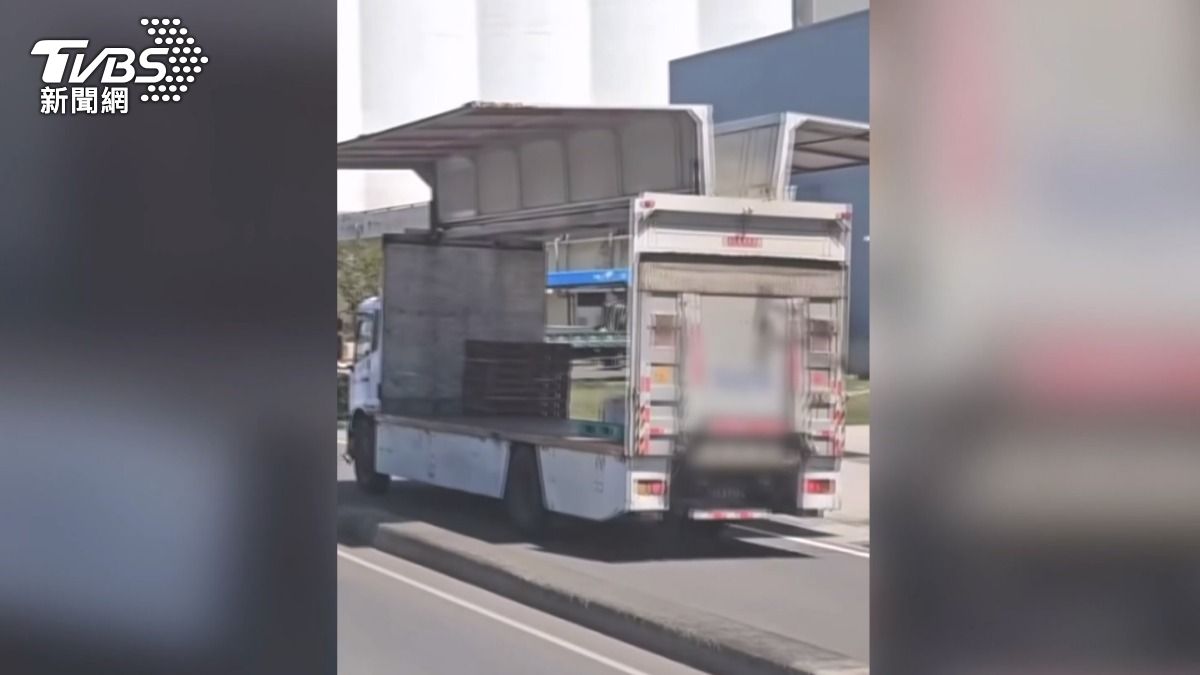 大貨車「展翅飛翔」上路!歐翼門狂開撞斷燈桿 駕駛荷包大失血。(圖/TVBS)